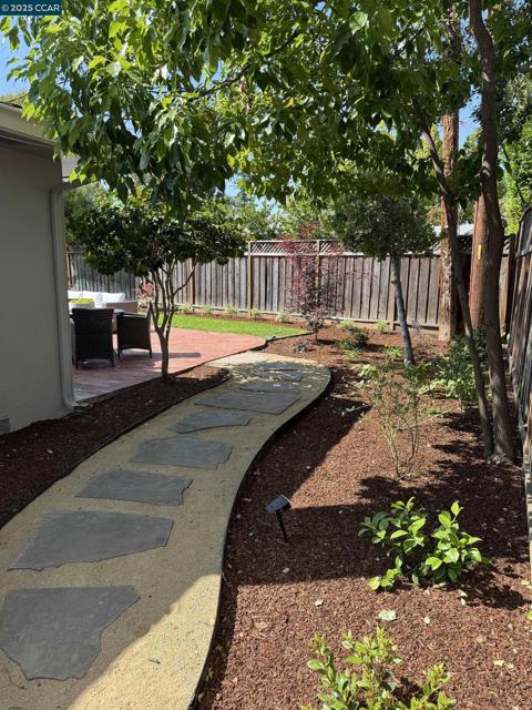241 E Creek Dr, Menlo Park CA: https://media.crmls.org/mediaz/2592292f-a3ef-433e-83a8-62047e35caab.jpg