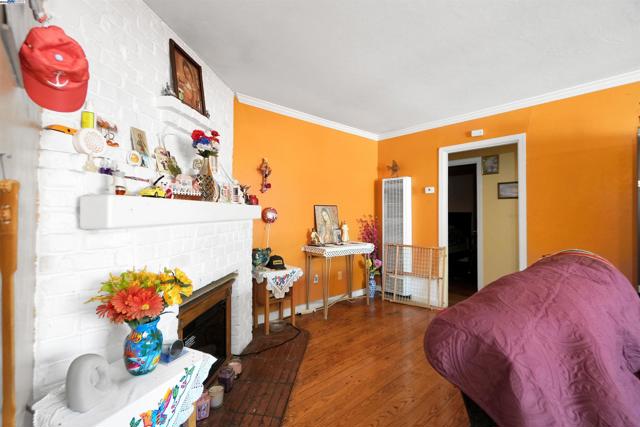 6133 Seminary Ave, Oakland CA: https://media.crmls.org/mediaz/25924c26-6efd-4c18-a803-bffdf086fbd5.jpg