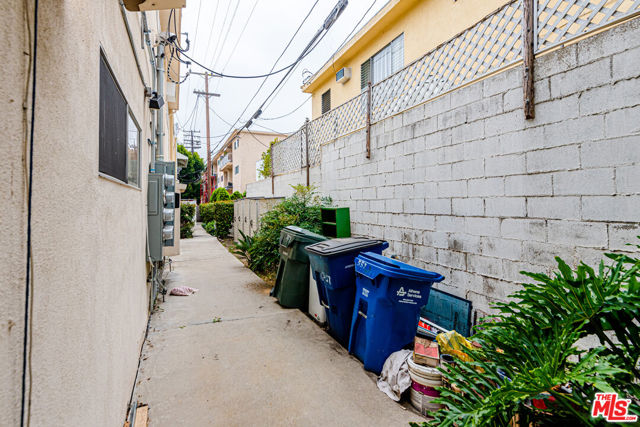 553 N Flores Street, West Hollywood CA: https://media.crmls.org/mediaz/2592dec0-3702-406d-a8eb-c221de6f45fa.jpg
