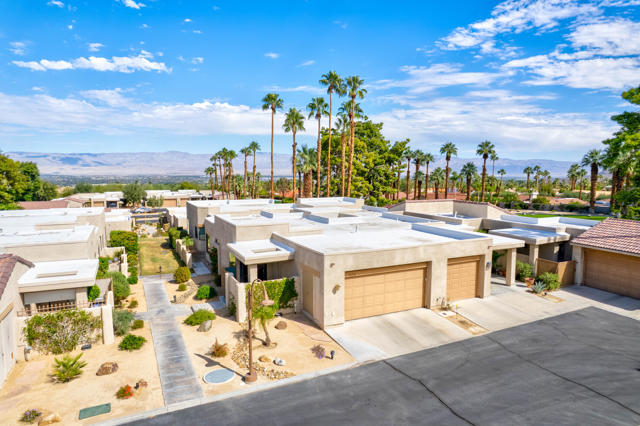 72516 Sandstone Lane, Palm Desert CA: https://media.crmls.org/mediaz/2592e580-5968-4f54-8c0e-9c794e7a4586.jpg