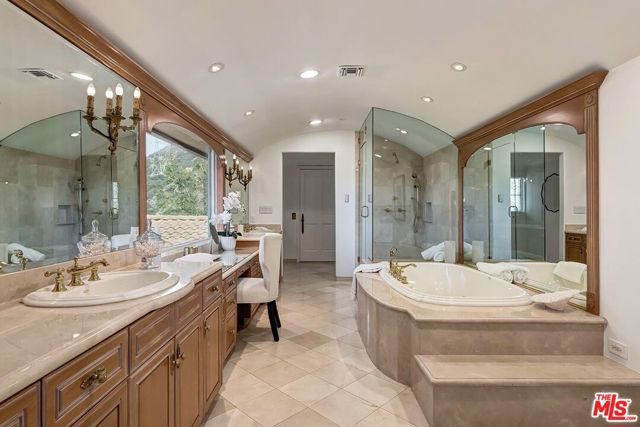 3595 Wonder View Drive, Los Angeles CA: https://media.crmls.org/mediaz/25956751-fa06-44fd-9a8c-117427caa0ac.jpg