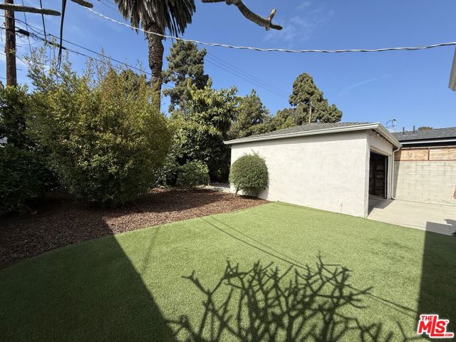 11293 Brookhaven Avenue, Los Angeles CA: https://media.crmls.org/mediaz/259679be-e5cb-4254-9cad-4adda35d9c30.jpg