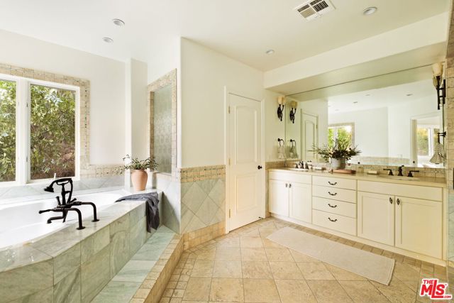 2505 Bowmont Drive, Beverly Hills CA: https://media.crmls.org/mediaz/2596b3aa-b89b-45e0-935b-41a1738ec173.jpg