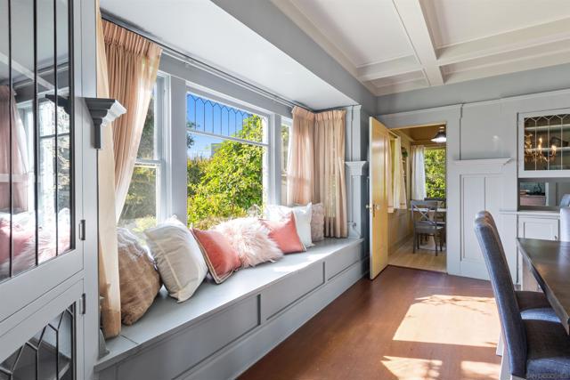 4229 Saint James Place, San Diego CA: https://media.crmls.org/mediaz/25980831-77ff-42d4-be48-eef3eb12cfa3.jpg