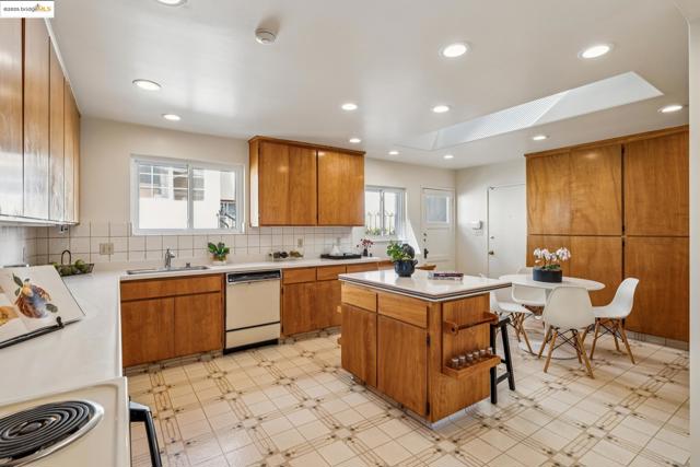 256 Cambridge Ave, Kensington CA: https://media.crmls.org/mediaz/25982685-7bc8-424c-992c-5ff08ab00351.jpg