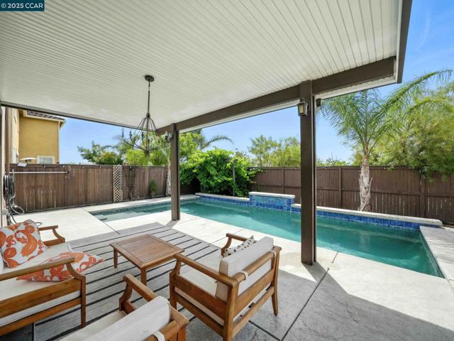 2433 Sanders Ln, Fairfield CA: https://media.crmls.org/mediaz/25994089-857f-434b-9426-d96544e94611.jpg