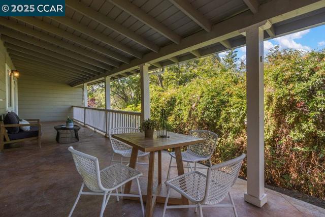 1071 Serrano Ct, Lafayette CA: https://media.crmls.org/mediaz/25995270-07d3-479f-af1b-46a793eaa492.jpg