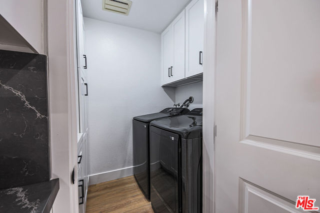 133 S Oakhurst Drive, Beverly Hills CA: https://media.crmls.org/mediaz/2599f50b-3a4c-47d9-ad9c-40b9c150d3ea.jpg