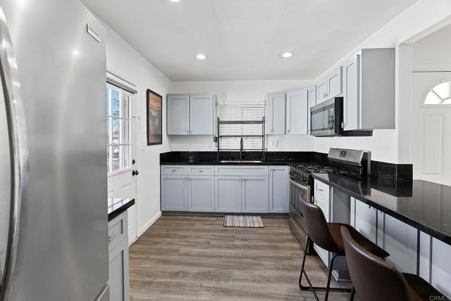 Detail Gallery Image 2 of 34 For 10517 S Normandie Ave., Los Angeles,  CA 90044 - 3 Beds | 1/1 Baths