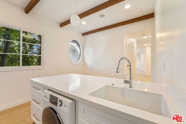 9315 Beverly Crest Drive, Beverly Hills CA: https://media.crmls.org/mediaz/259a67c2-a177-476e-adc7-c5ecdb50c0e7.jpg