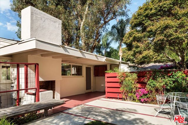 2764 Outpost Drive, Los Angeles CA: https://media.crmls.org/mediaz/259baab7-c8fb-424e-b3d9-55173acd7bca.jpg