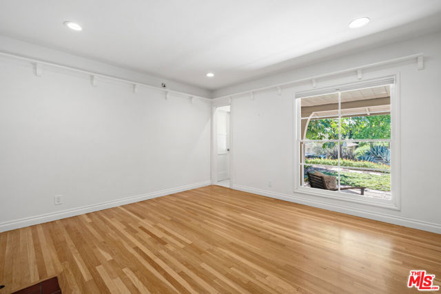 3709 Stone Canyon Avenue, Sherman Oaks CA: https://media.crmls.org/mediaz/259bed5a-6266-4254-bf44-94e6f8f1bf96.jpg