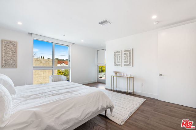 728 N Sweetzer Avenue, West Hollywood CA: https://media.crmls.org/mediaz/259ca209-1c67-4f3a-be78-7f48848cb37f.jpg