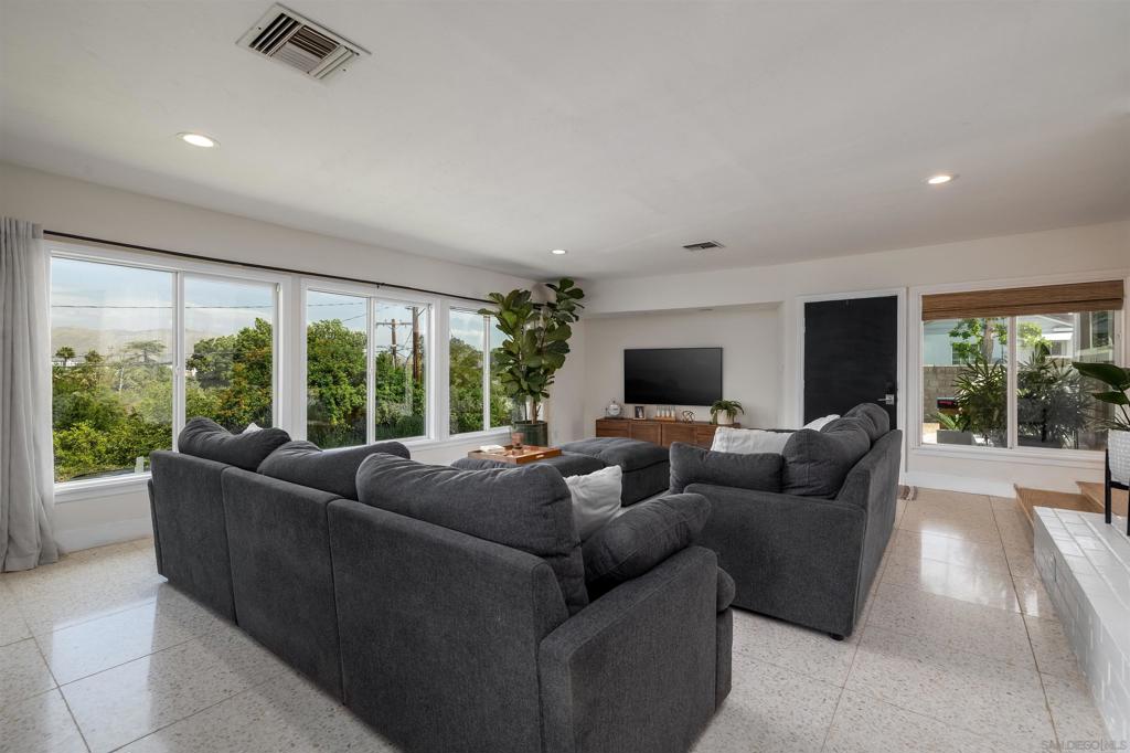 MLS #250027362SD img 5