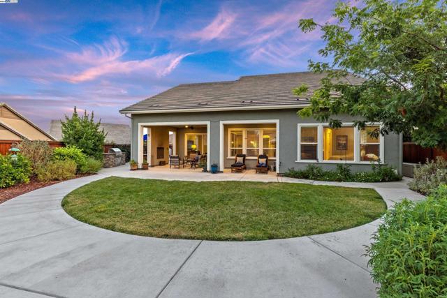 2062 Reserva Ct, Brentwood CA: https://media.crmls.org/mediaz/259e1d9e-677e-48df-8bce-2a09d39f1e2d.jpg