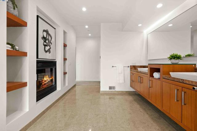 103 Diablo Dr, Oakland CA: https://media.crmls.org/mediaz/259e1ed8-a42b-4cbb-a0c3-c61f9e72bd55.jpg