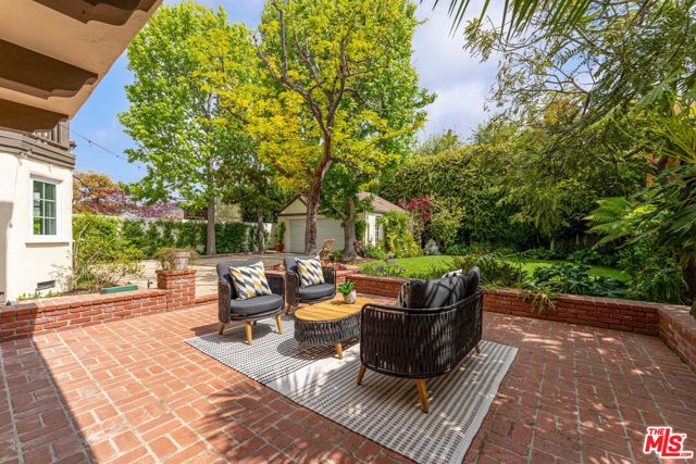 217 17th Street, Santa Monica CA: https://media.crmls.org/mediaz/259f3e62-a458-4eeb-bff1-bffea9d76c25.jpg