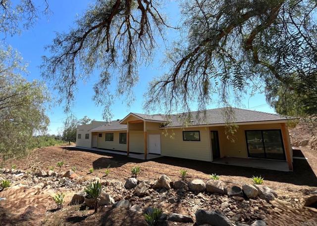 15176 Vali Hai Rd, Poway CA: https://media.crmls.org/mediaz/259f7ff5-fa27-4745-bd8b-fcfdc616d02d.jpg