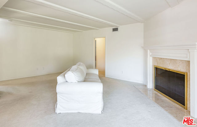 21924 Buena Ventura Street, Woodland Hills CA: https://media.crmls.org/mediaz/25a0442f-53e1-4a9d-9a64-29be26013b6f.jpg