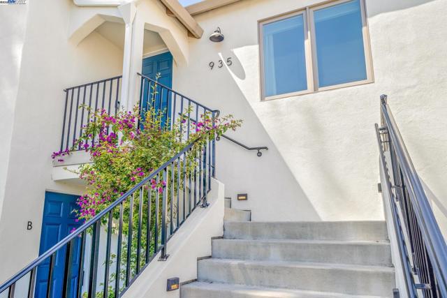 935 Lincoln Ave, Alameda CA: https://media.crmls.org/mediaz/25a0e033-ce55-437a-a605-308fb7dde76a.jpg