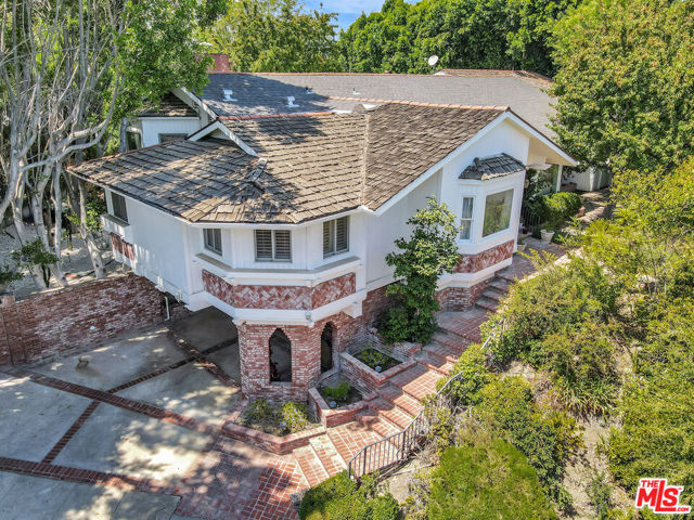 5025 Delita Place, Woodland Hills CA: https://media.crmls.org/mediaz/25a17040-e5a4-4a09-b80f-10c72d2a02ec.jpg