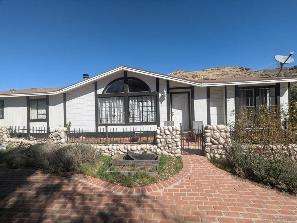 237 E Soledad Pass Rd