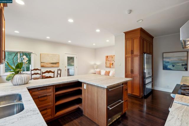 35 Tiger Tail Court, Orinda CA: https://media.crmls.org/mediaz/25a213a2-4ee7-460f-9104-76f71a4eb136.jpg