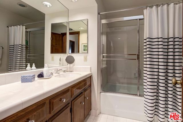 1405 Washington Avenue, Santa Monica CA: https://media.crmls.org/mediaz/25a278d0-9b3e-4bde-a61f-b9b9f1a67592.jpg