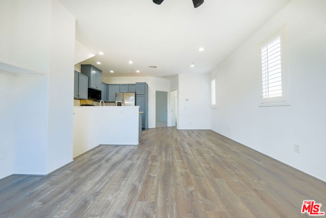 14661 Sherman Way, Van Nuys CA: https://media.crmls.org/mediaz/25a3e296-c879-4e29-bac0-38046109ec00.jpg