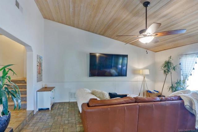 15549 Vista Vicente Dr, Ramona CA: https://media.crmls.org/mediaz/25a3e8f0-9787-4661-b286-2da868f4a13e.jpg