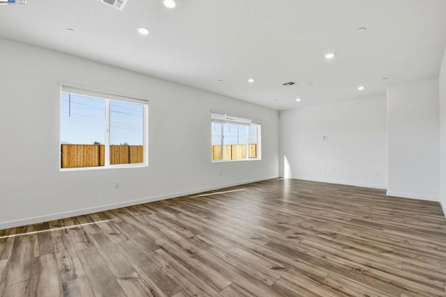 1008 Bluebell Circle, Discovery Bay CA: https://media.crmls.org/mediaz/25a43e9b-bc93-4e7c-99c0-57e4bf3d5a9f.jpg