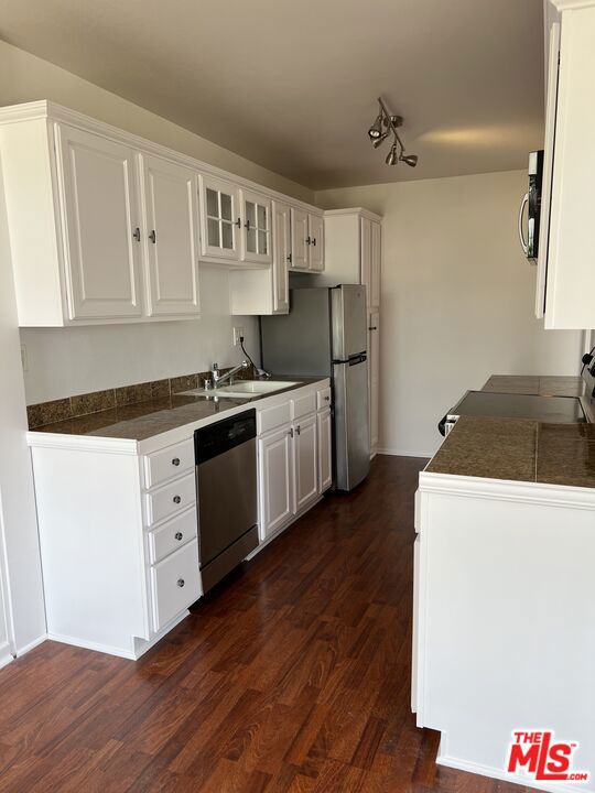 622 S Barrington Avenue, Los Angeles CA: https://media.crmls.org/mediaz/25a46208-0cae-47b5-8b56-849829463c1e.jpg