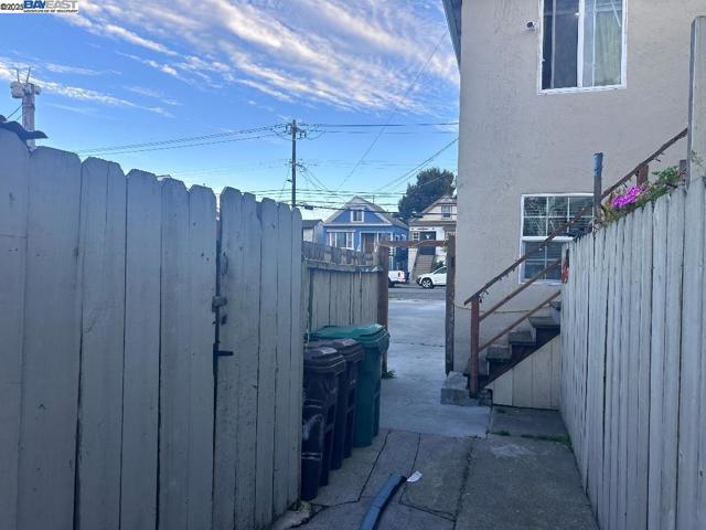 1317 Chanslor Ave, Richmond CA: https://media.crmls.org/mediaz/25a464ba-c356-4e73-b988-7695b1b449d6.jpg