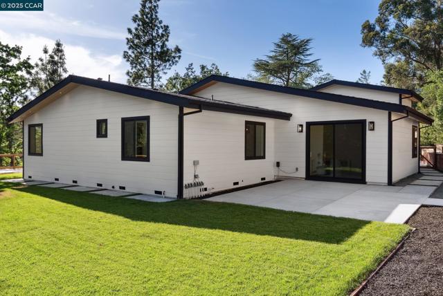 17 Julianne Ct, Walnut Creek CA: https://media.crmls.org/mediaz/25a5011c-2eb4-4d67-adad-c4d3b65a1e4a.jpg