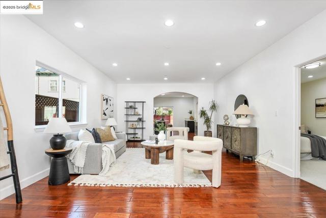 1738 18th Ave, Oakland CA: https://media.crmls.org/mediaz/25a534d4-74e2-4131-9e38-4da771ea5947.jpg