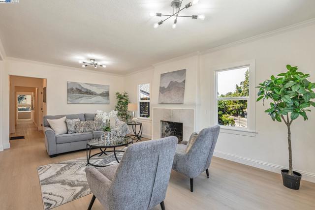 6927 Sunkist Dr, Oakland CA: https://media.crmls.org/mediaz/25a6c73d-ebdc-4502-a716-7ade7cd22040.jpg
