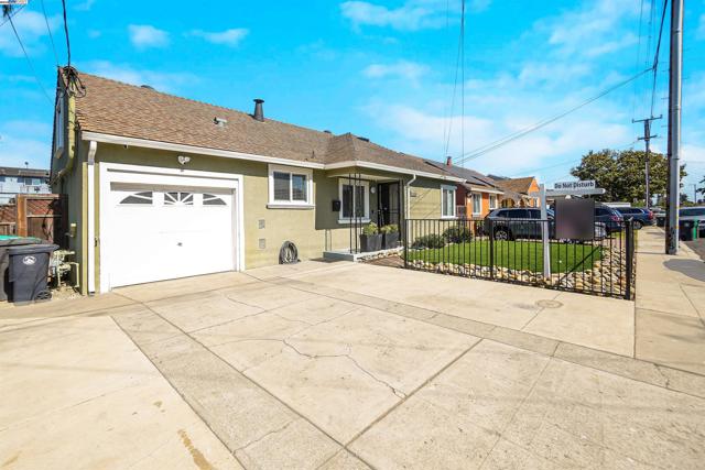 21926 Victory Dr, Hayward CA: https://media.crmls.org/mediaz/25a77bf5-9145-4289-86b3-e3f9fb85a588.jpg