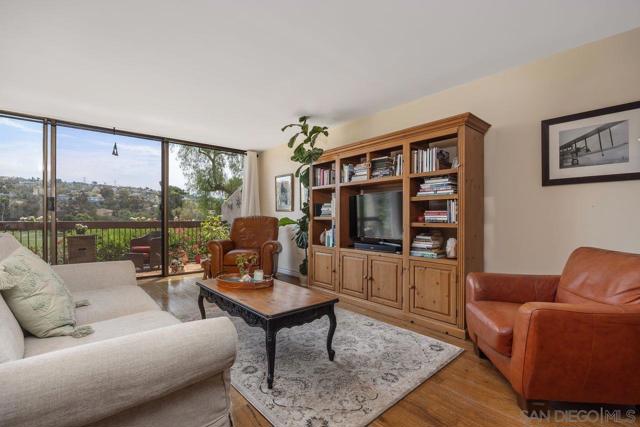 2564 Navarra Dr, Carlsbad CA: https://media.crmls.org/mediaz/25a89bdf-fedd-40f7-a2e6-c9733621d0ee.jpg