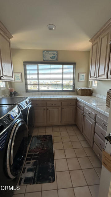 5114 Marlin Way, Oxnard CA: https://media.crmls.org/mediaz/25a8ae69-6696-4b84-a5ed-da6635df9cdb.jpg