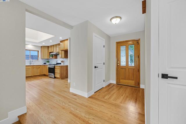 5041 Golden Rd, Pleasanton CA: https://media.crmls.org/mediaz/25a8bc8d-17d5-4ed6-8cef-8dcf6cfb1741.jpg