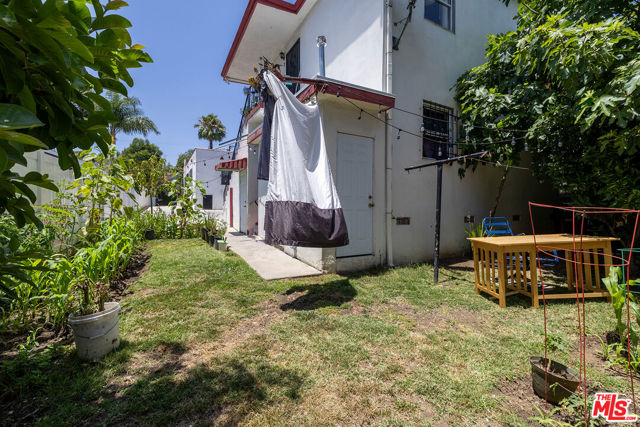 700 N Dillon Street, Los Angeles CA: https://media.crmls.org/mediaz/25a8d77f-ff7a-4333-9a19-7693b1c6da76.jpg