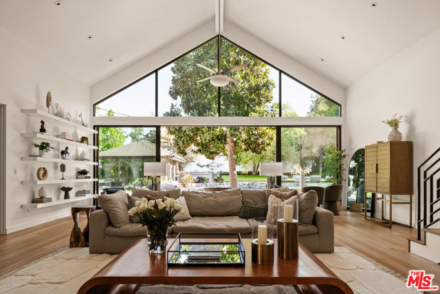 17352 Magnolia Boulevard, Encino CA: https://media.crmls.org/mediaz/25a9dcd4-74e6-410a-b2a3-919fe9f43627.jpg