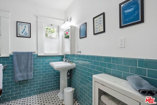 813 Crestmoore Place, Venice CA: https://media.crmls.org/mediaz/25aa9b7f-2555-430c-a74e-1850ac0be493.jpg