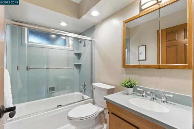 15 Ardmore Ct, Pleasant Hill CA: https://media.crmls.org/mediaz/25acd398-cc1f-4d6f-b17b-5f5c4ba4f6ea.jpg