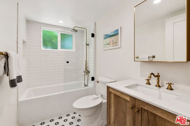 555 N Irving Boulevard, Los Angeles CA: https://media.crmls.org/mediaz/25acf07e-8185-4ea1-bb20-04ca5ef2349e.jpg