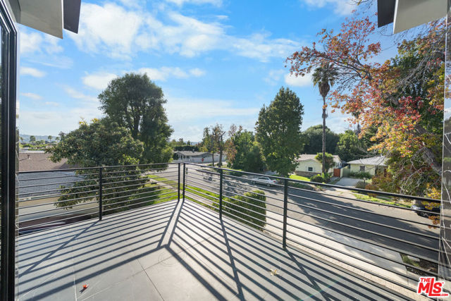 5812 Willis Avenue, Sherman Oaks CA: https://media.crmls.org/mediaz/25ade89f-776b-45b0-89bc-73d907545012.jpg