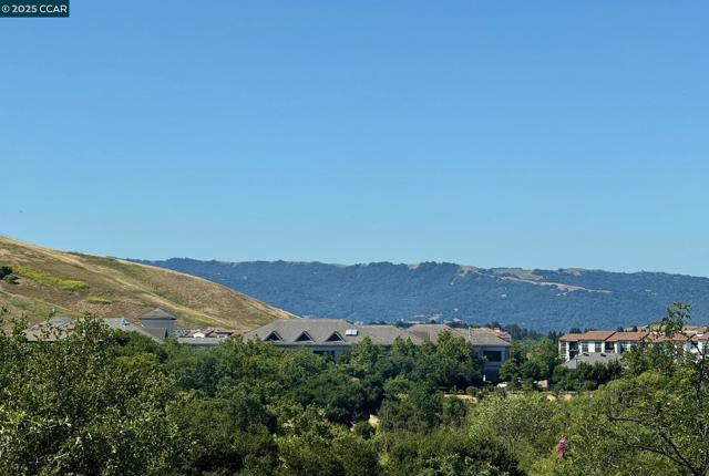 12004 Harcourt Wy, San Ramon CA: https://media.crmls.org/mediaz/25ae7671-deed-4fdf-b69e-01dcf41b4ca6.jpg