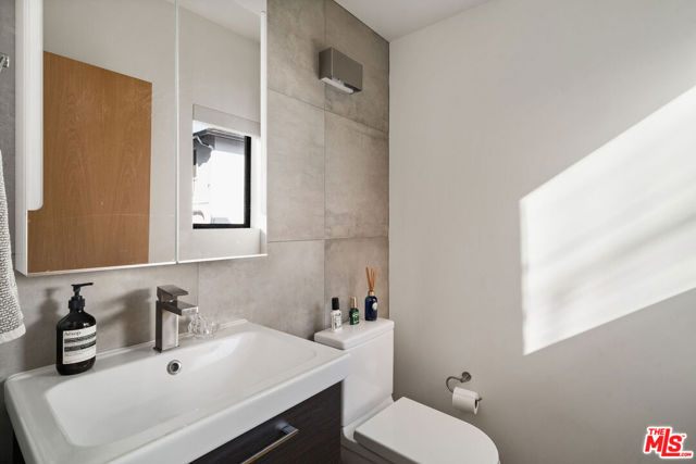 820 N Formosa Avenue, Los Angeles CA: https://media.crmls.org/mediaz/25aeddce-1c26-4ed6-9e78-e23855b4fc55.jpg