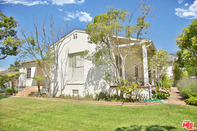 2963 Queensbury Drive, Los Angeles CA: https://media.crmls.org/mediaz/25afde97-8e92-4e7b-8f9c-ed2ed1137df7.jpg