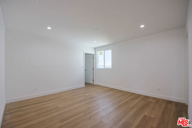 1636 Longwood Avenue, Los Angeles CA: https://media.crmls.org/mediaz/25b000ca-2daa-4af4-85dd-61fc633b42b9.jpg